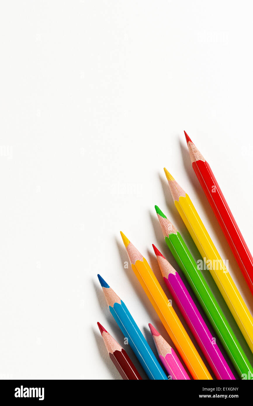 Hölzerne Bleistifte in den Farben des Regenbogens Stockfoto