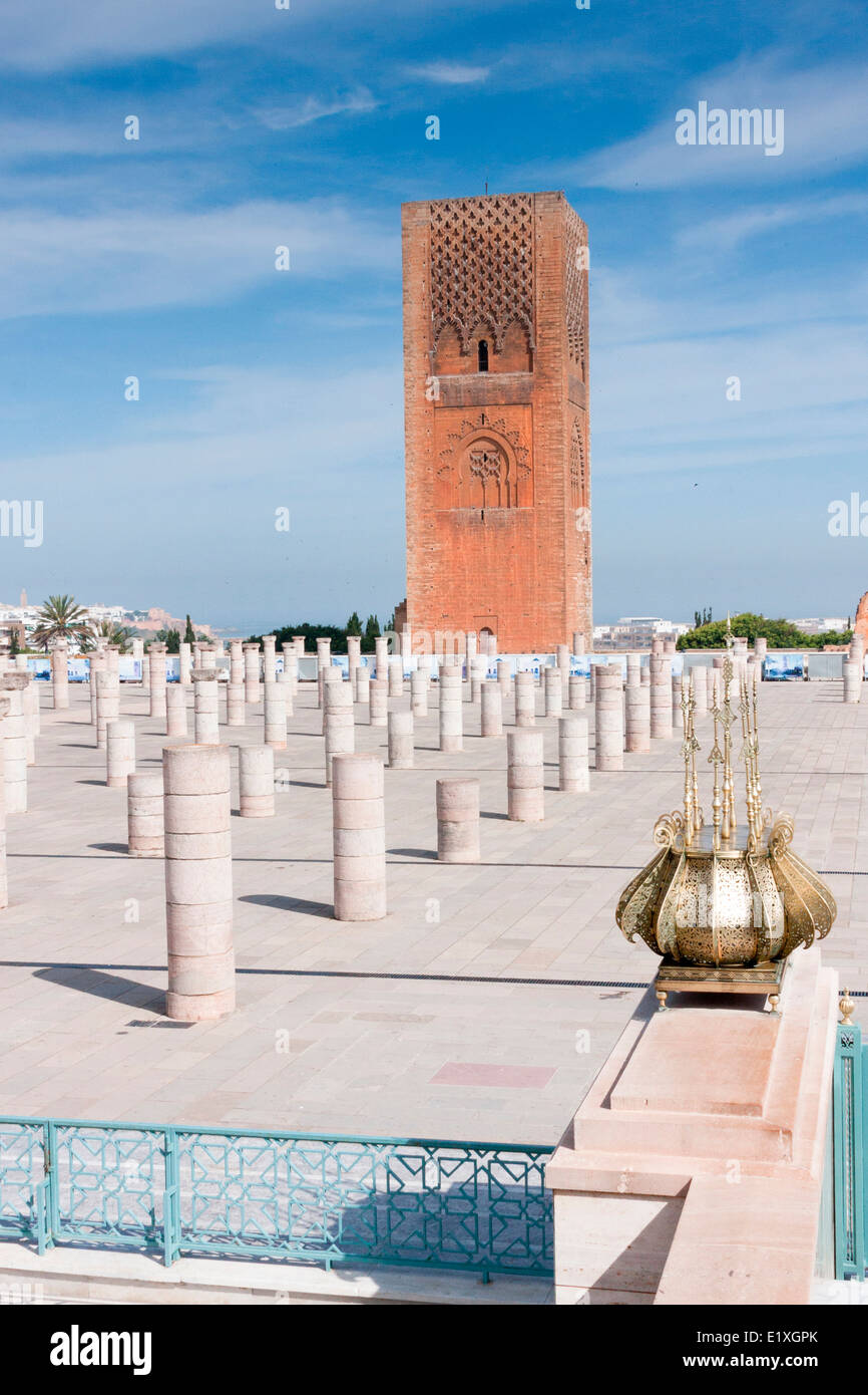 Blick auf den Hassan-Turm und die Überreste der Hassan Mosque Betsaal in der Stadt Rabat in Marokko. Stockfoto