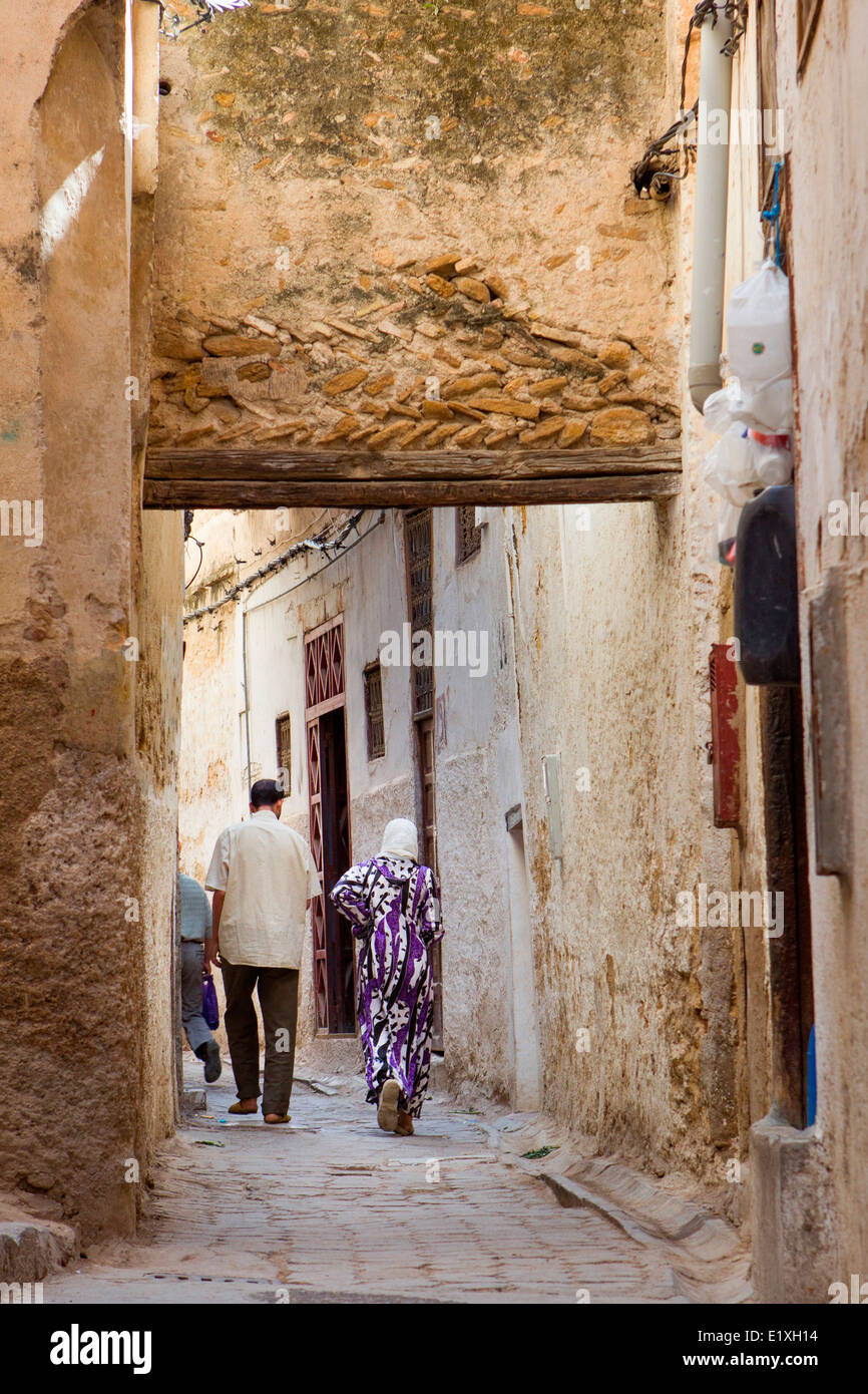 Traditionelle Straßenszene in der Medina, Fez, Marokko. Stockfoto