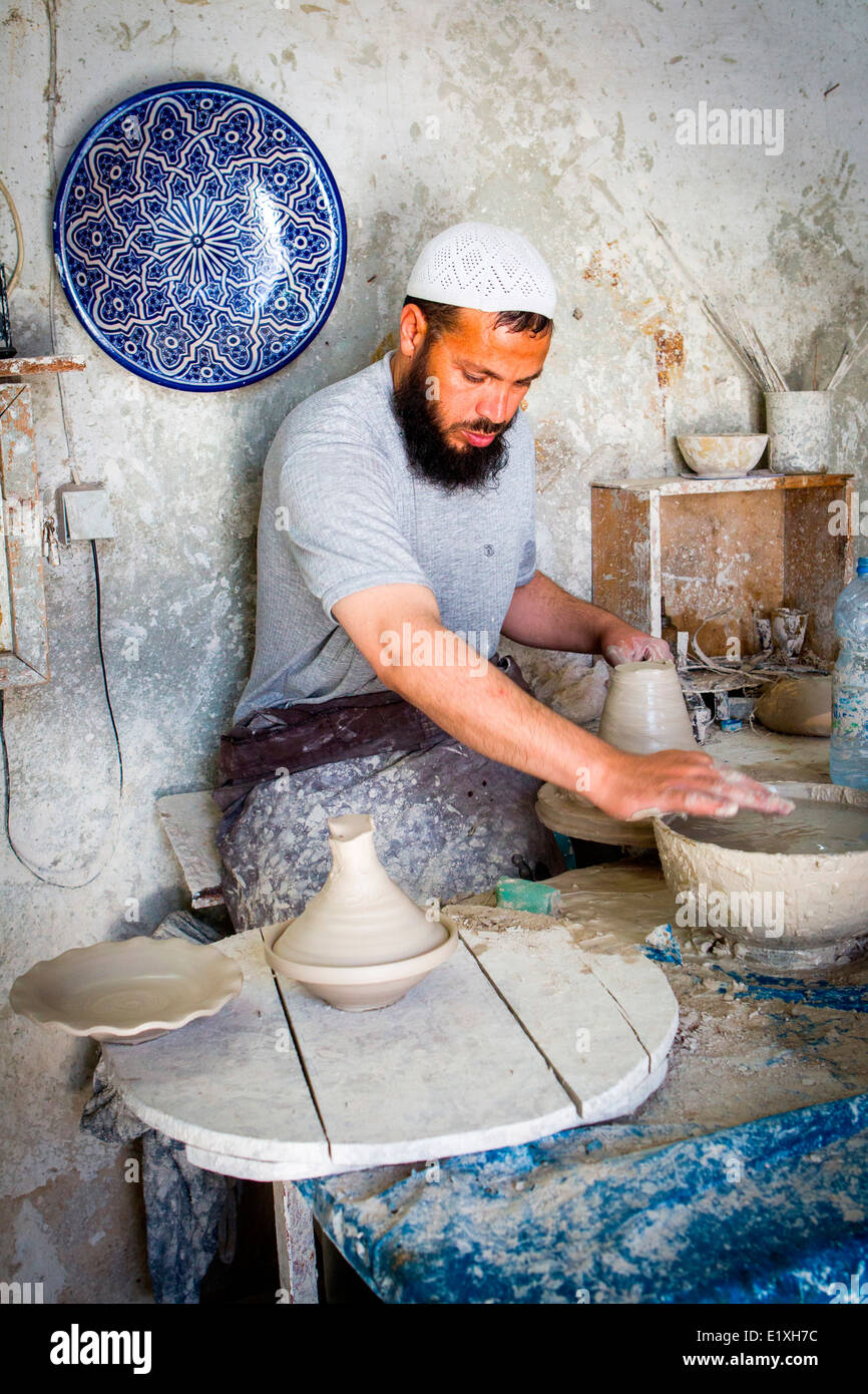 Traditionelle handgefertigte Keramik produziert bei einem Workshop in Fez, Marokko. Stockfoto