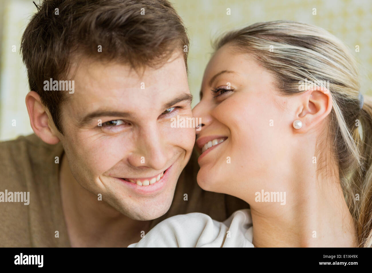 Close-up schöne junge Frau, die Mann küssen Stockfoto