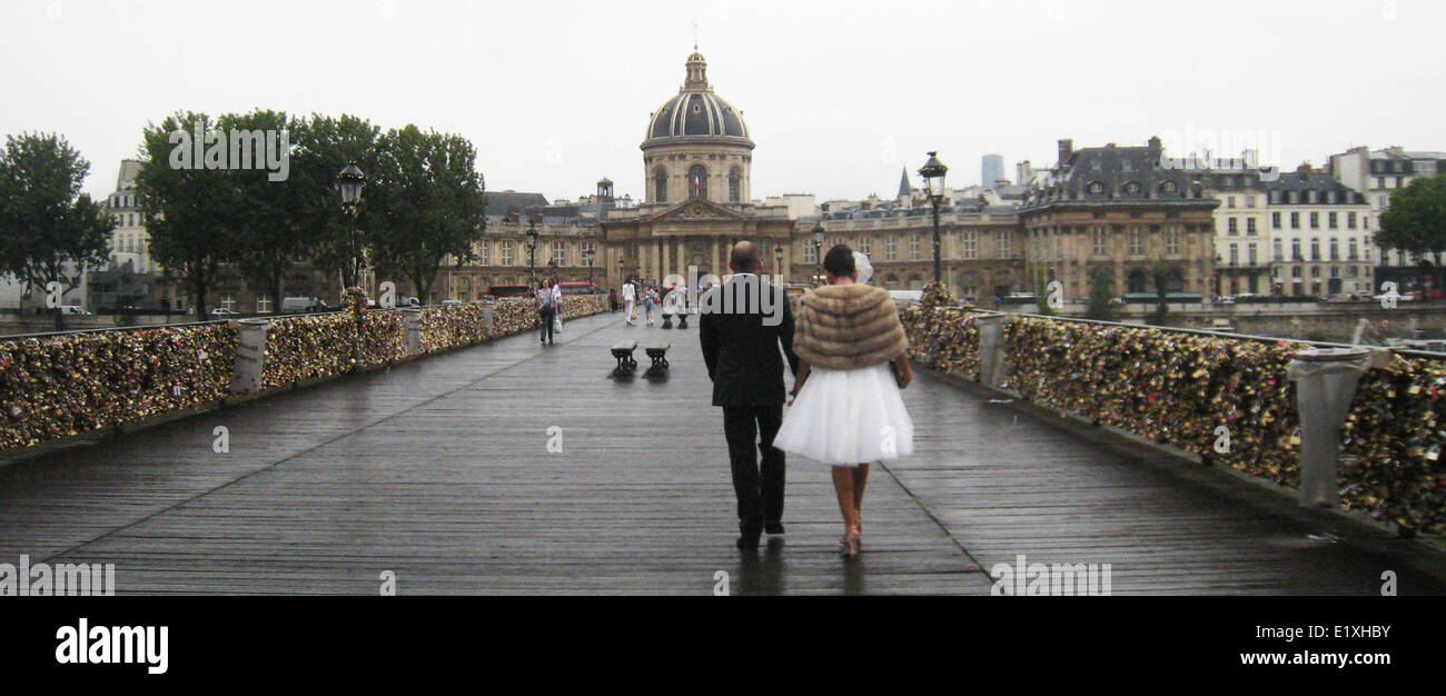 Paris, Frankreich. 10. Juni 2014. Tausende von Vorhängeschlössern hängen auf dem Geländer der Brücke Pont des Arts in Paris, Frankreich, 10. Juni 2014. Unzählige Paare haben die Vorhängeschlösser auf die Brücke um ihre Liebe zu symbolisieren gesperrt. Mehr als zwei Meter Geländer stürzte am 9. Juni 2014, bröckelt unter der Last von tausend Liebe sperren. Bildnachweis: Dpa picture Alliance/Alamy Live News Stockfoto