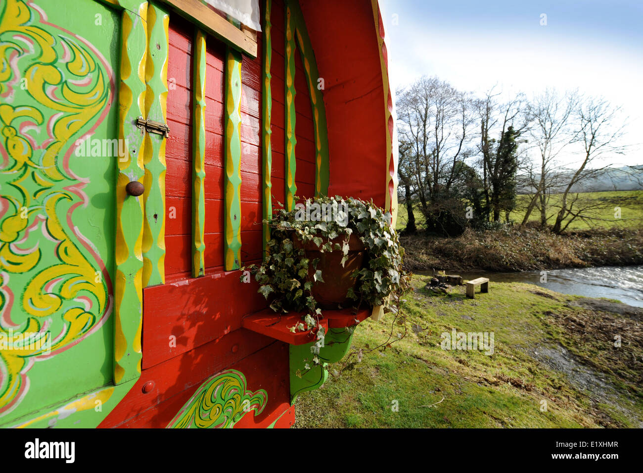 Detail von einem Zigeunerwagen Stil mit Efeu Topfpflanze für Ferienunterkünfte in Ceredigion - West Wales, UK Stockfoto