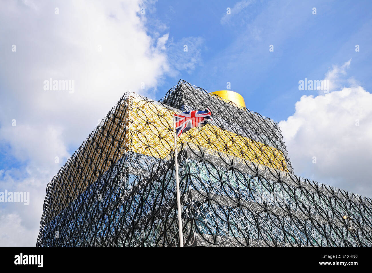 Die Bibliothek von Birmingham mit einer britischen Flagge in den Vordergrund, Centenary Square, Birmingham, England, UK, Westeuropa. Stockfoto