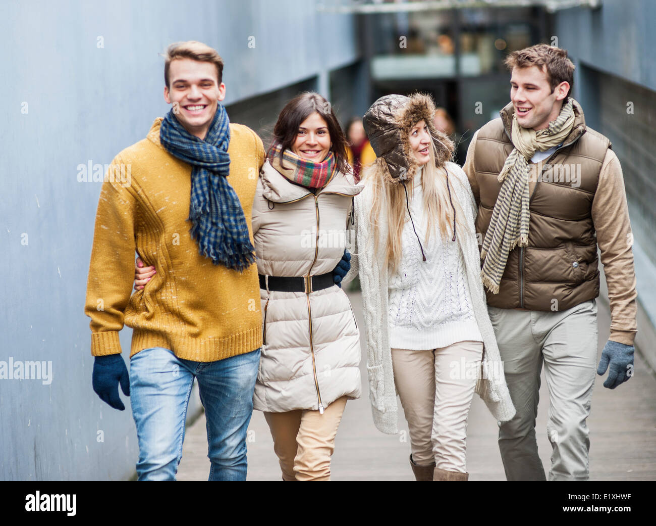 Glückliche Freunde gehen zusammen in der Spur Stockfoto