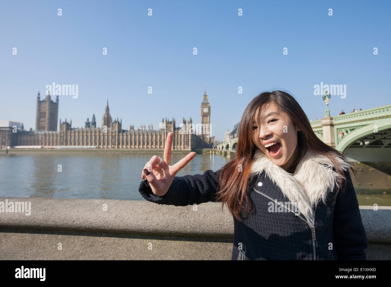 Porträt der jungen Frau gestikulieren schlägt gegen Big Ben in London, England, UK Stockfoto