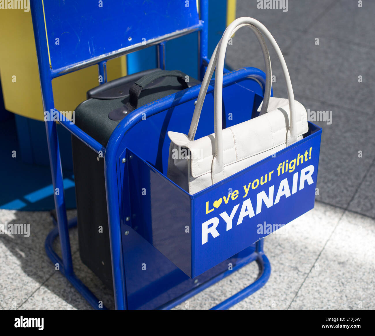 Ryanair taschen -Fotos und -Bildmaterial in hoher Auflösung – Alamy