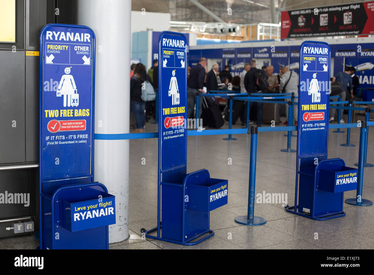 Gepäck und ryanair -Fotos und -Bildmaterial in hoher Auflösung – Alamy