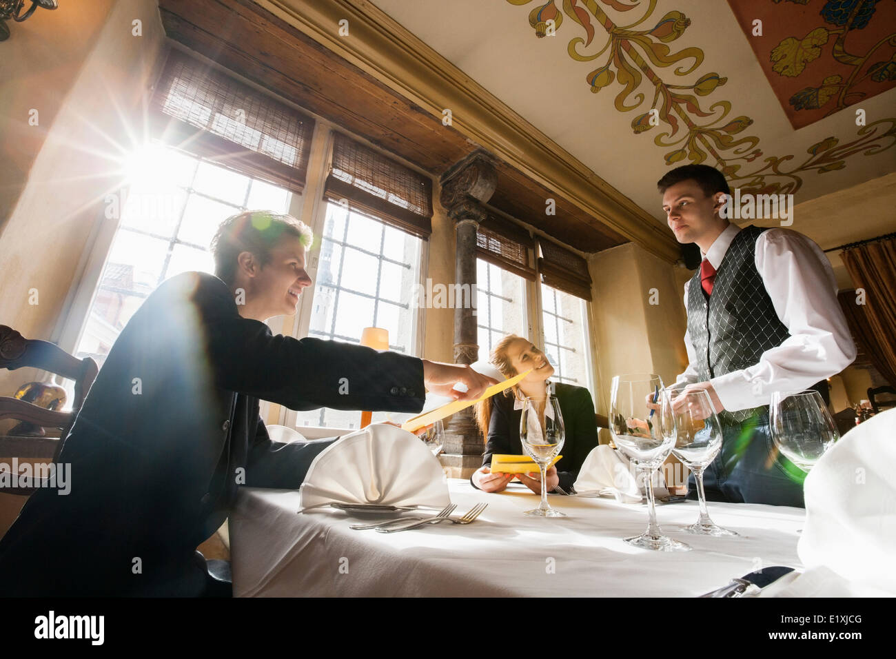 Lächelnd Geschäft paar Essen am Tisch im Restaurant bestellen Stockfoto