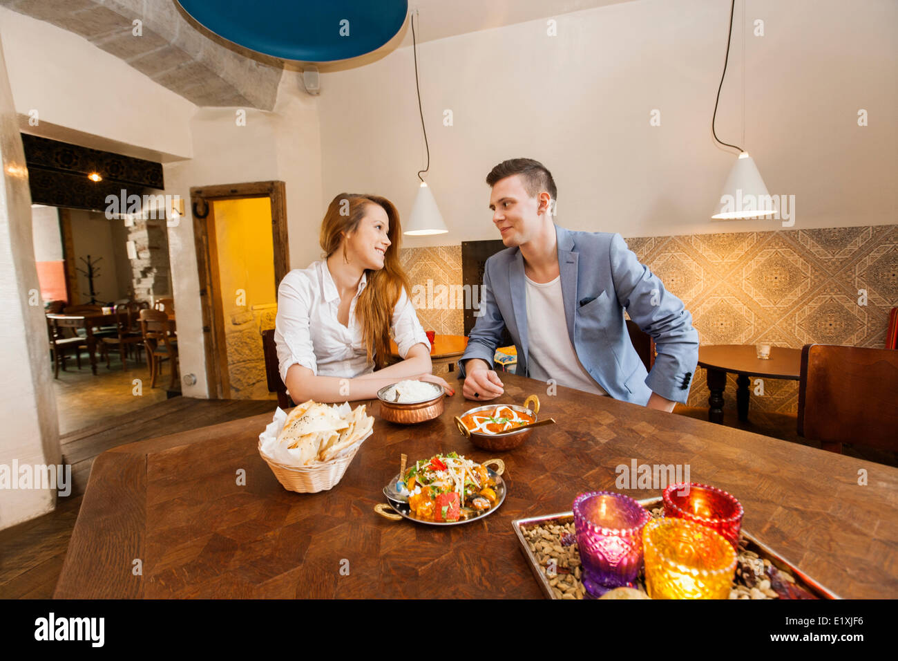 Junges Paar mit Essen im restaurant Stockfoto