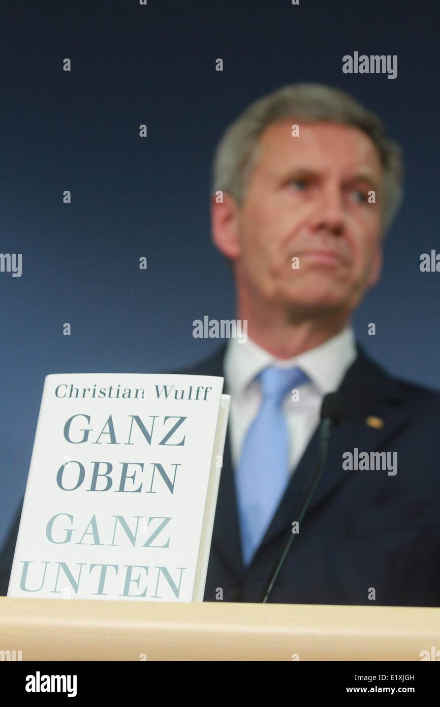 Berlin, Deutschland. 10. Juni präsentiert 2014.Former der deutsche Bundespräsident Christian Wulff sein neue Buch mit dem Titel "Ganz Oben, Ganz unten" (in "Recht Englisch an der Spitze nach unten am unteren") während einer Pressekonferenz in Berlin, Deutschland. Bildnachweis: Dpa picture Alliance/Alamy Live News Stockfoto