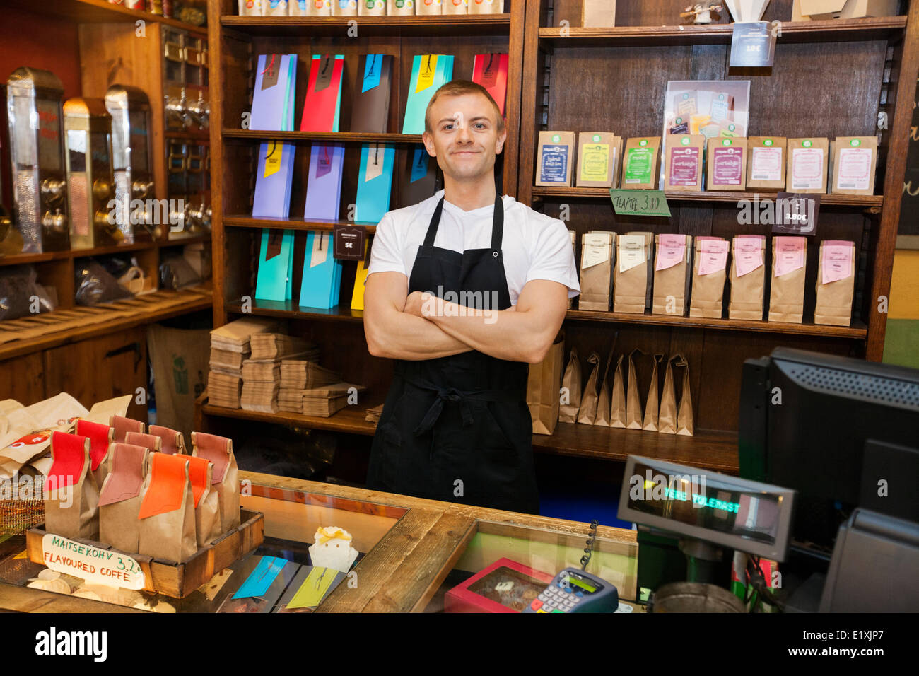 Porträt von zuversichtlich Verkäufer im Kaffee Shop Stockfoto