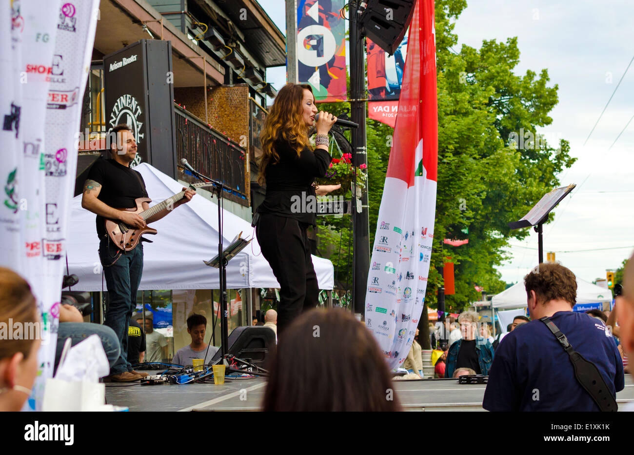 Sängerin Carmelina Cupo führt auf einer Freilichtbühne während der Italientag Straßenfest am Commercial Drive in Vancouver, BC. Stockfoto