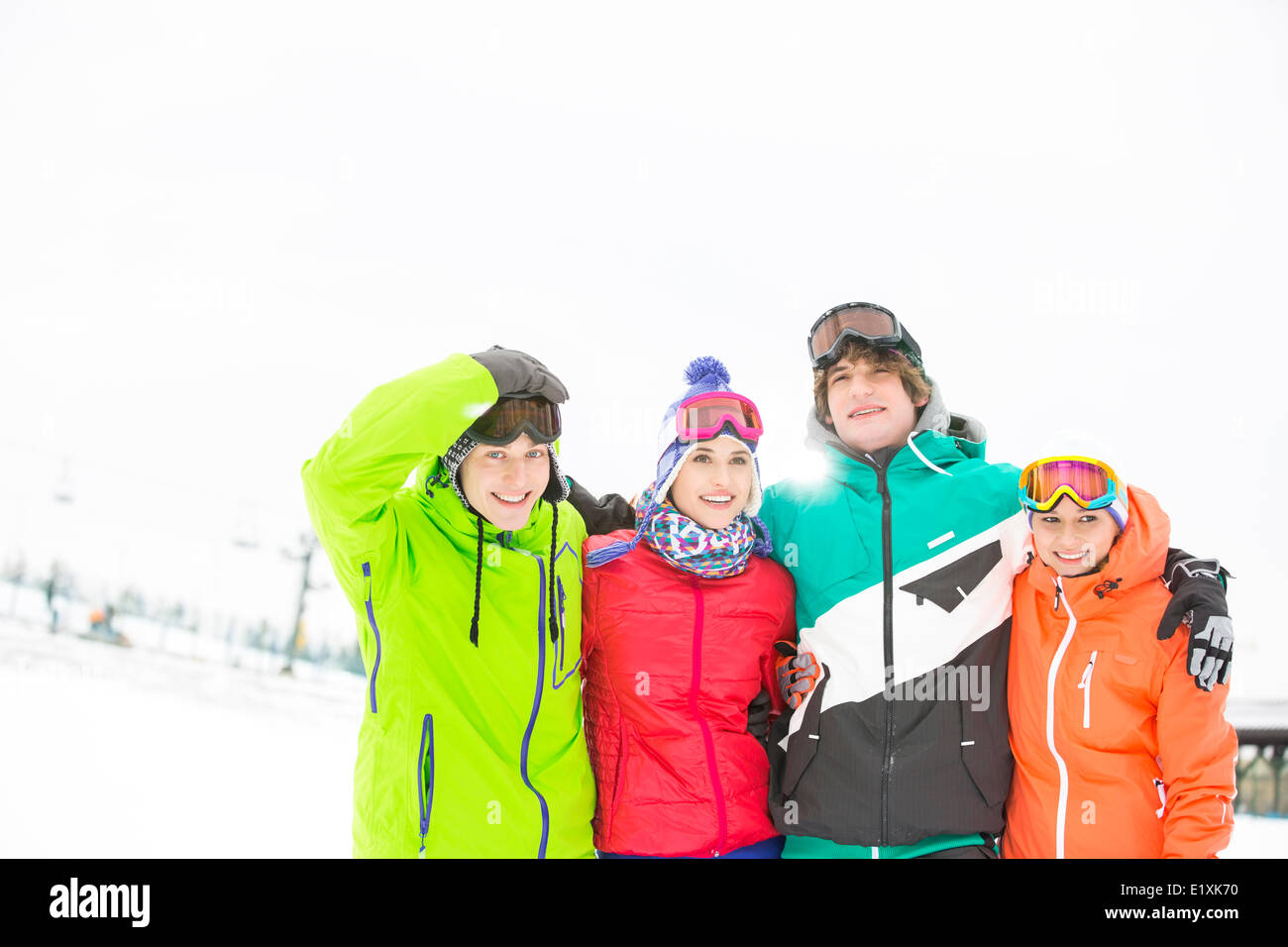 Porträt der jungen Freunde stehen zusammen im Schnee Stockfoto