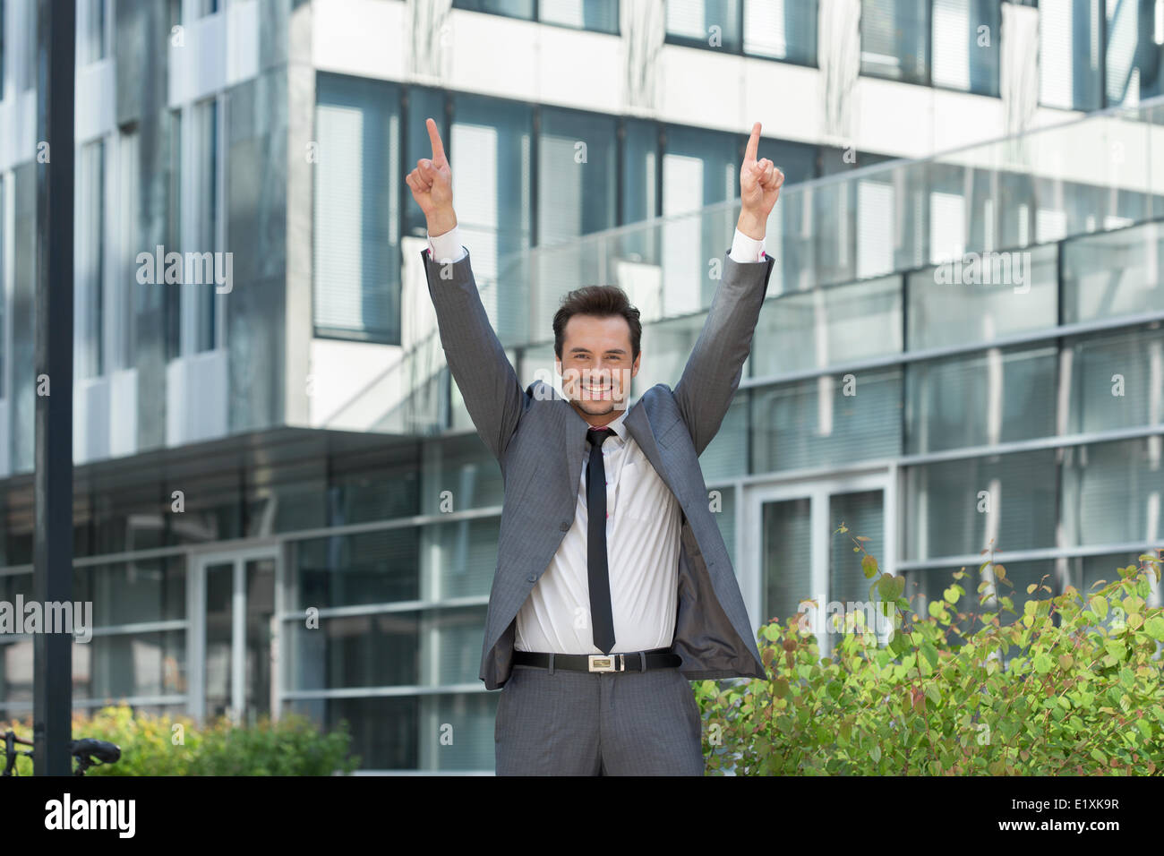 Porträt von erfolgreicher Geschäftsmann zeigen nach oben außen Büro Stockfoto