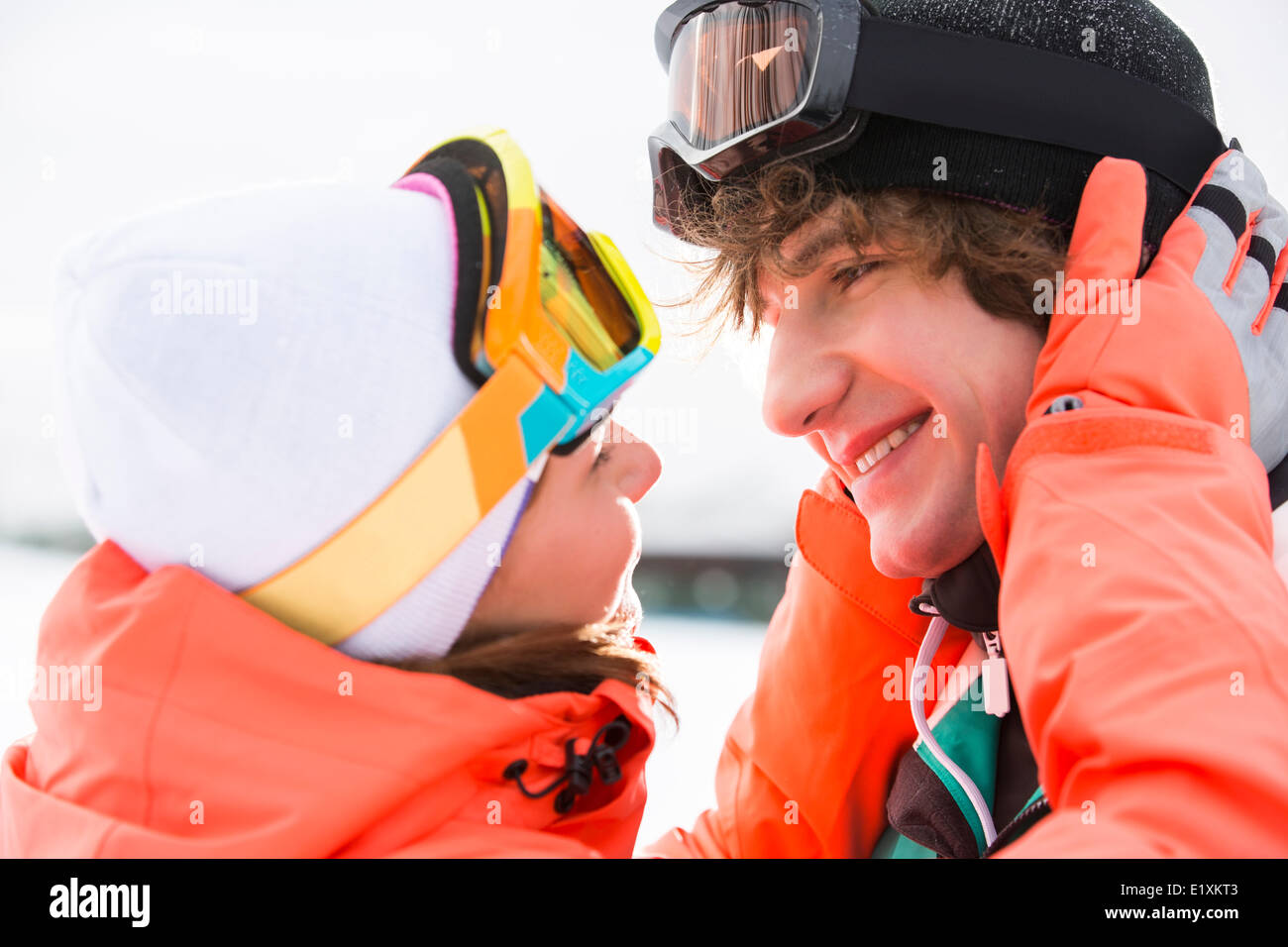 Nahaufnahme des romantischen junges Paar im Winter küssen Stockfoto