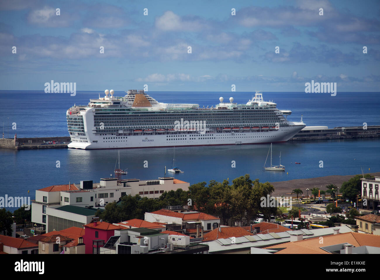 P & O Azura Kreuzfahrtschiff vor Anker in Madeira Portugal Stockfoto