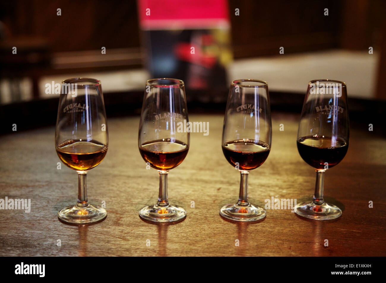 Vier verschiedene Arten von Wein aus Madeira aufgereiht auf einer bar Stockfoto