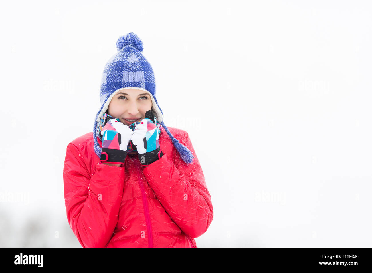 Schöne junge Frau in warme Kleidung walking im freien Stockfoto