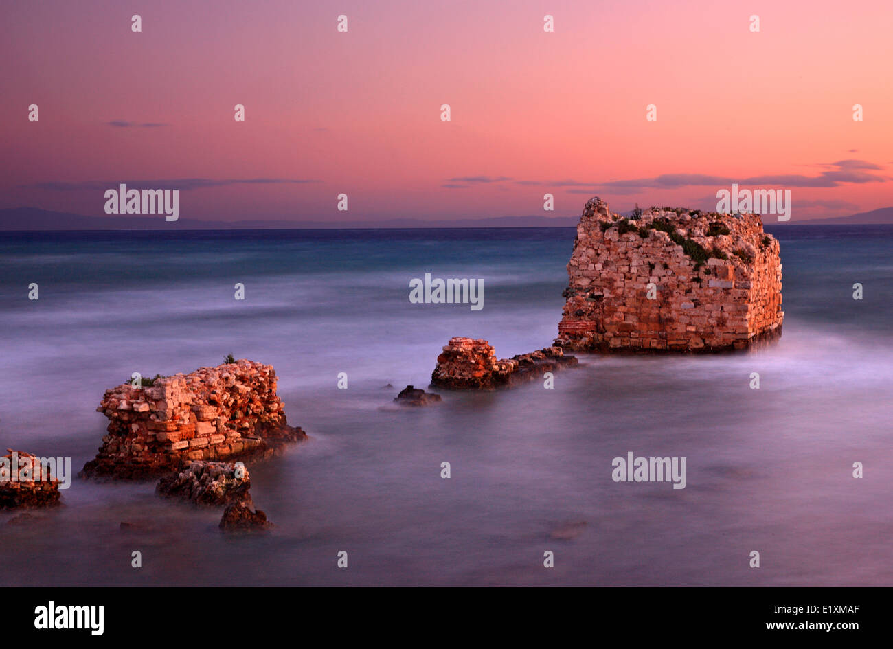 Ruinen der alten Stadtmauer an der Ausfahrt der Kanal von Nea Poteidaea, in der Meer Chalkidiki (oder "Chalkidiki"), Mazedonien, Griechenland. Stockfoto