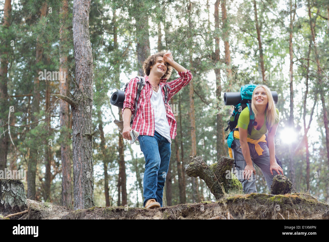 Müde junge Paar eine Pause im Wald wandern Stockfoto