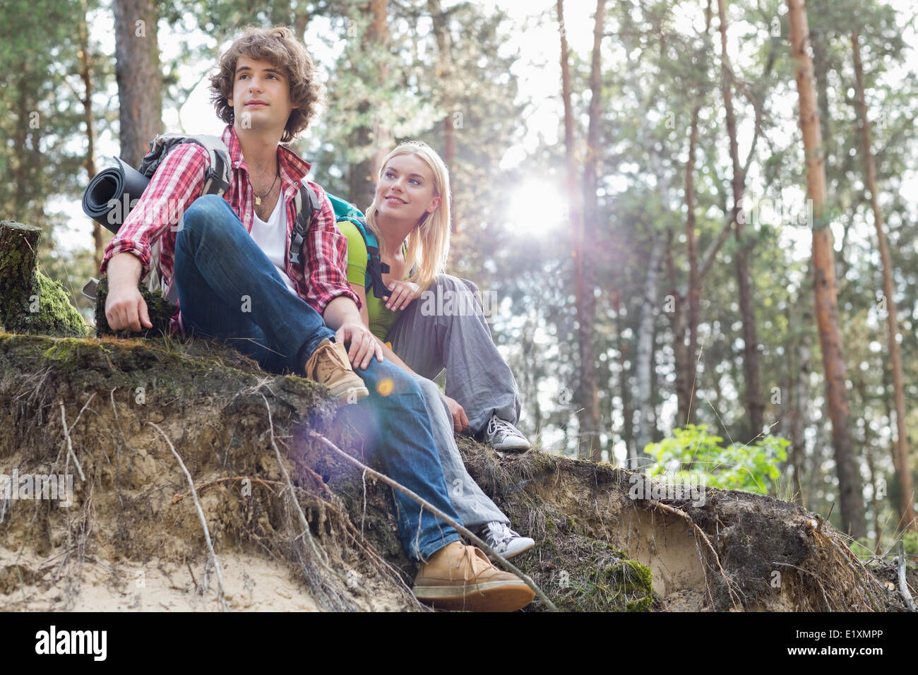 Junge Wandern paar sitzt am Rand der Klippe im Wald Stockfoto