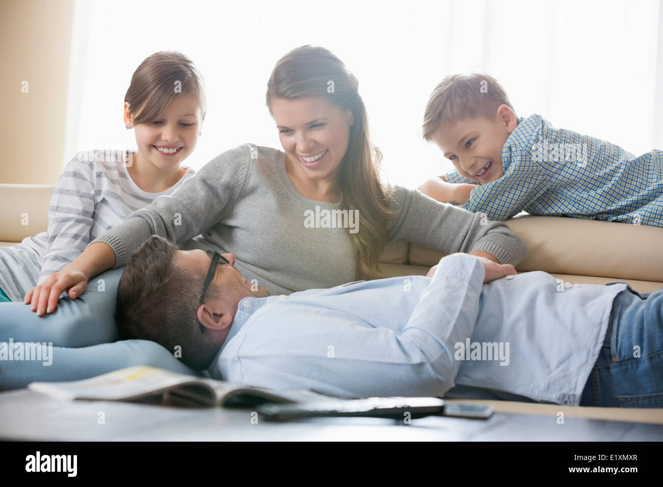 Happy Family im Wohnzimmer Stockfoto