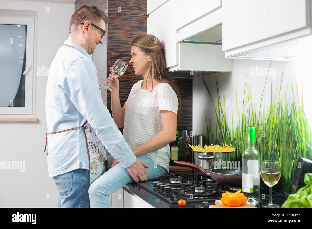 Romantisch zu zweit in Küche Stockfoto