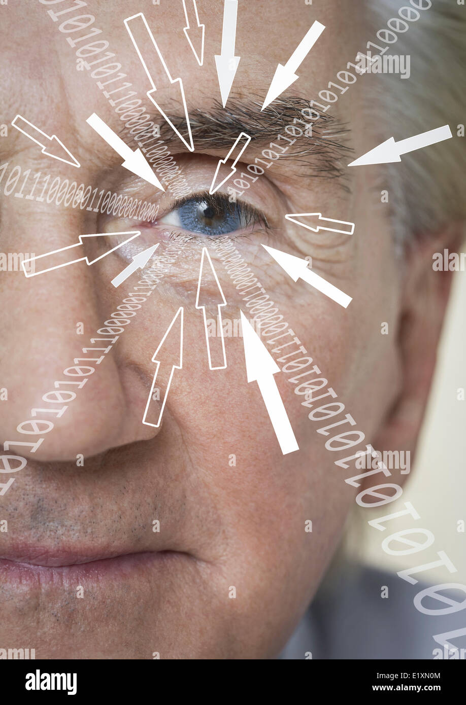 Close-up Portrait von Geschäftsmann mit binären Ziffern und sein Auge in Richtung Pfeil-Zeichen Stockfoto