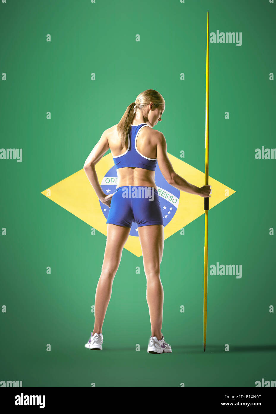 Voller Länge Rückansicht des Speer-Werfer stehen über brasilianische Flagge Stockfoto