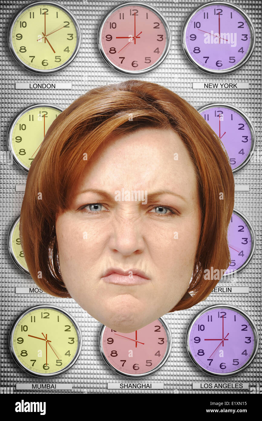 Kopfschuss wütend Geschäftsfrau mit anderen Zeitzone Uhren im Hintergrund Stockfoto