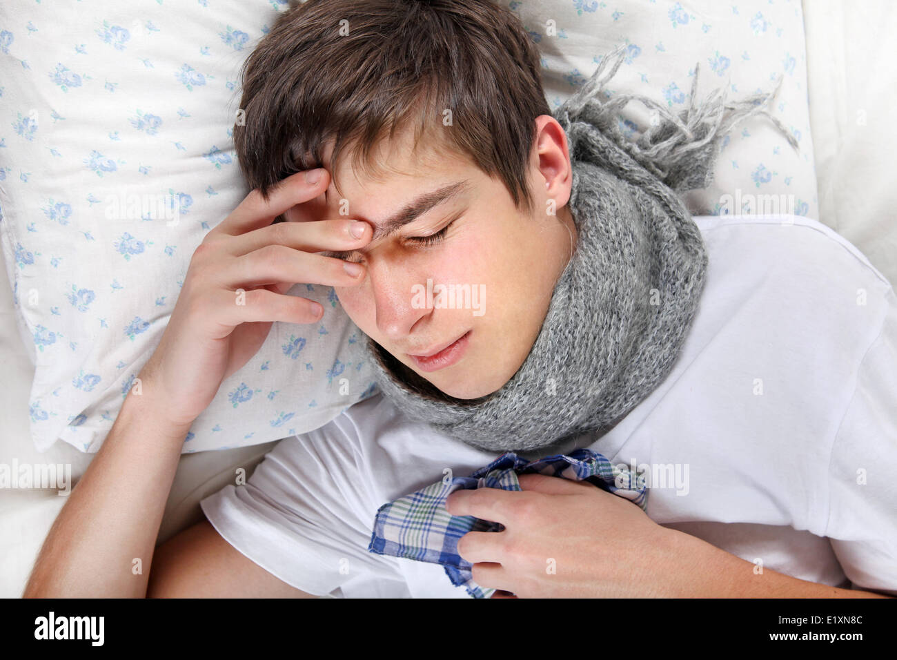 Kranker junge Mann fühlen Kopfschmerzen Stockfoto