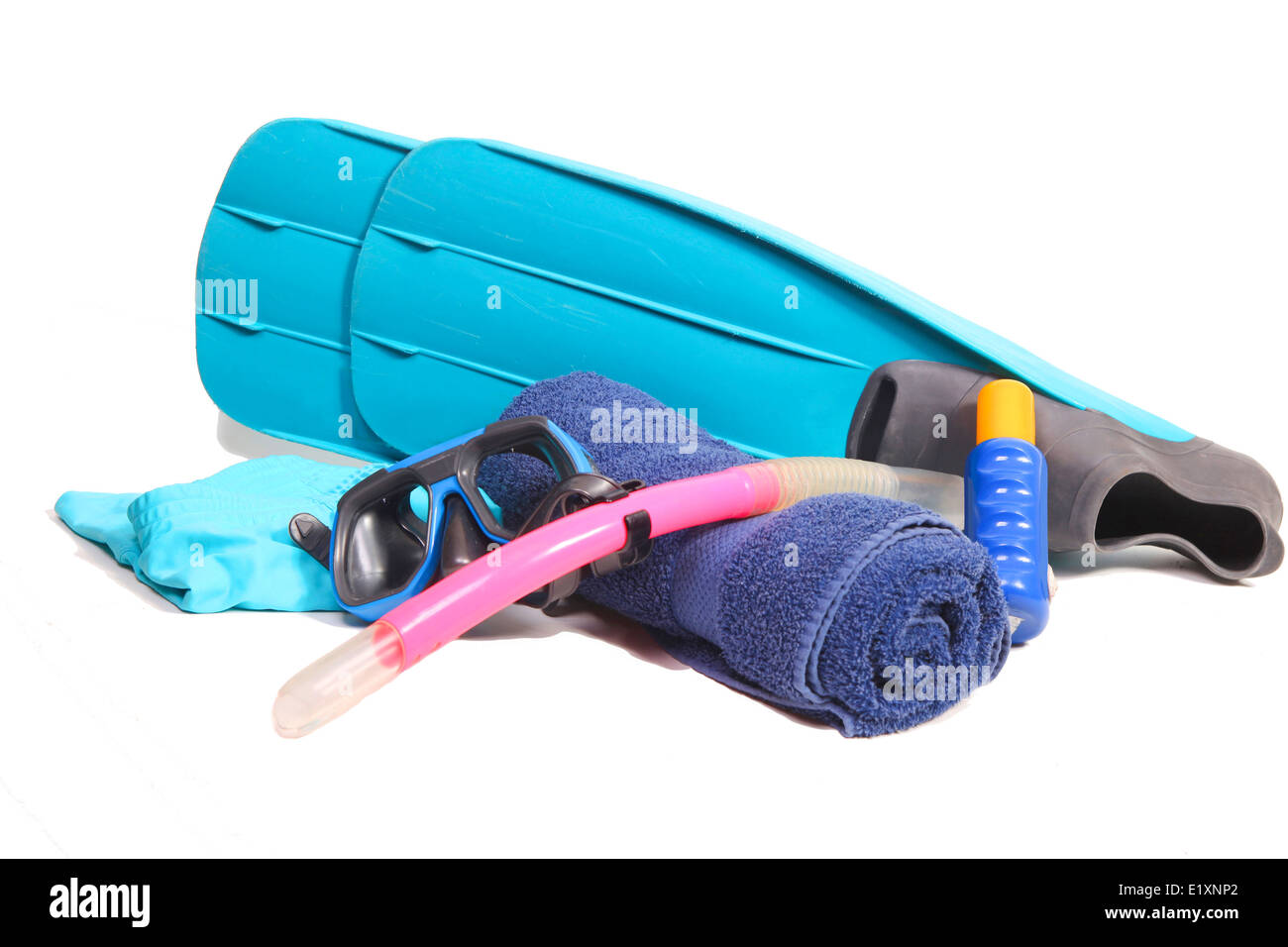 Flossen, Schnorchel, Handtuch, Sonnencreme und einen Badeanzug auf weiß Stockfoto