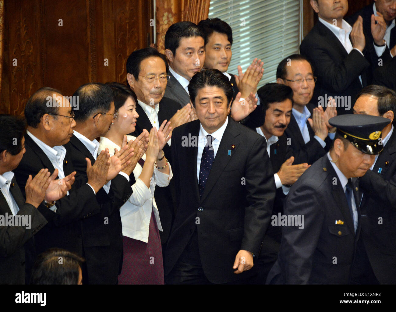 Tokio, Japan. 11. Juni 2014. Japans Ministerpräsident Shinzo Abe applaudiert bei seiner Ankunft in der oberen Kammer der Diät für eine Debatte zwischen Parteiführer in Tokio am Mittwoch, 11. Juni 2014. Bildnachweis: Natsuki Sakai/AFLO/Alamy Live-Nachrichten Stockfoto