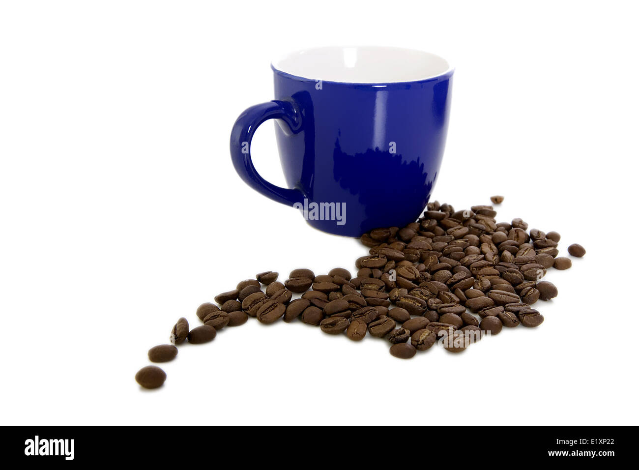 Dunkel blau Becher und verstreuten Kaffee Stockfoto