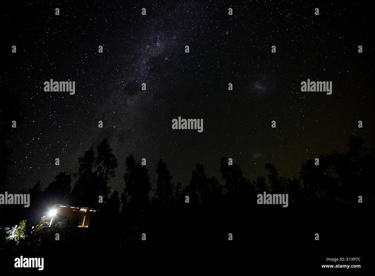 Milchstraße und Sterne am Himmel über Wälder in Los Pellines chile Stockfoto Milchstraße und Sterne am Himmel über Wälder in Los Pellines chile Stockfoto