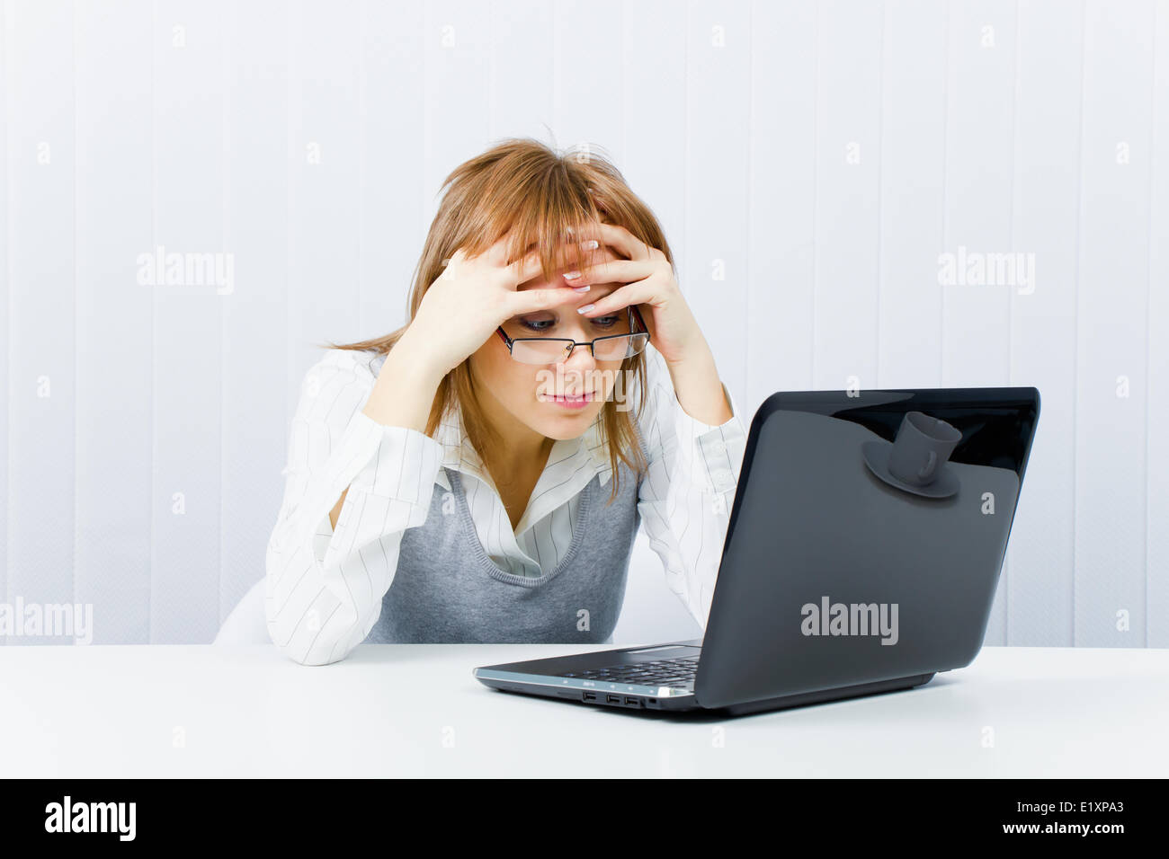 müden Arbeiter im Büro Stockfoto