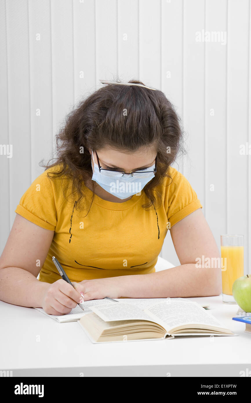 Studentin in einer medizinischen Maske Stockfoto