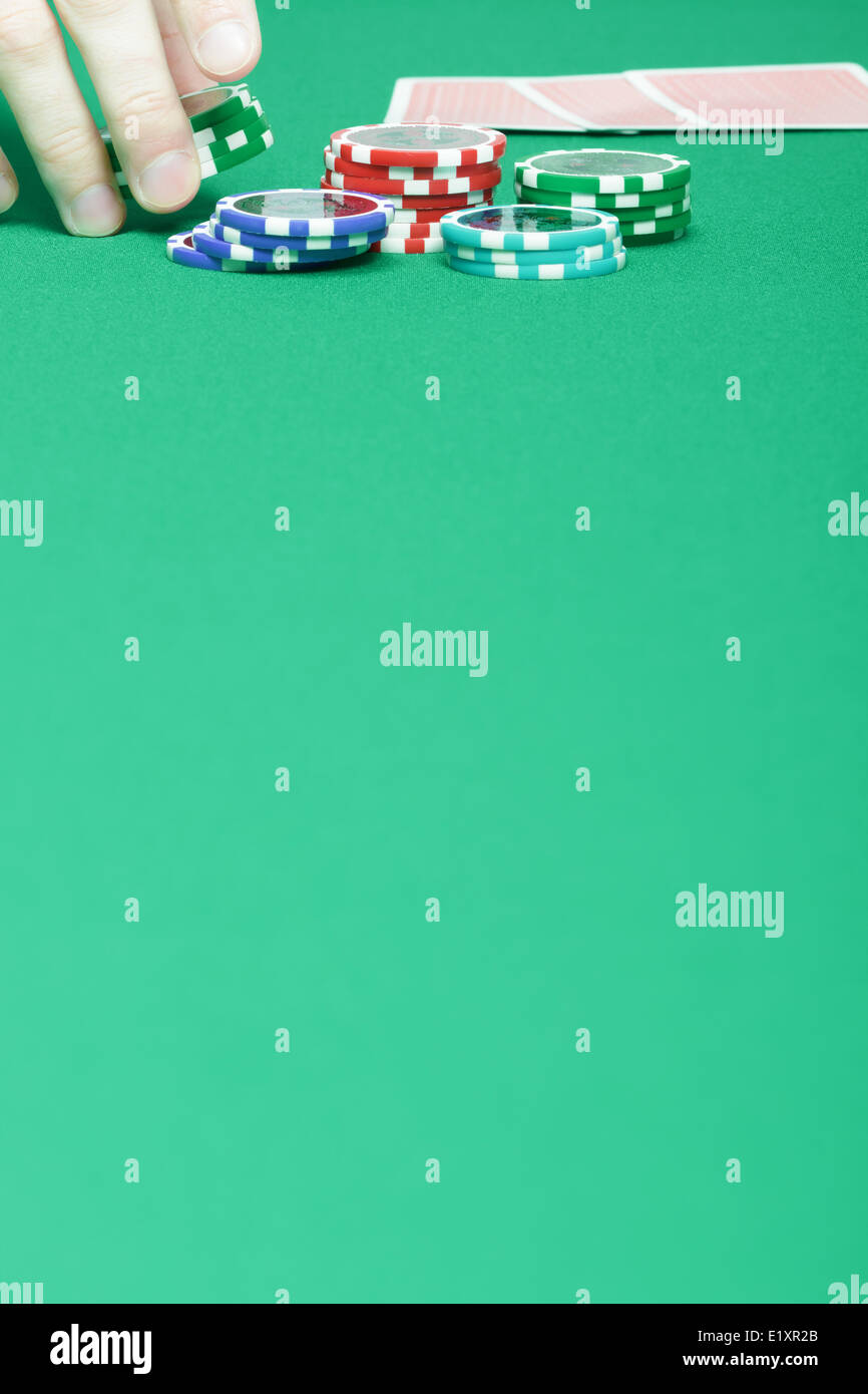 Hand des Mannes, Tuch, Chips, Karten Stockfoto