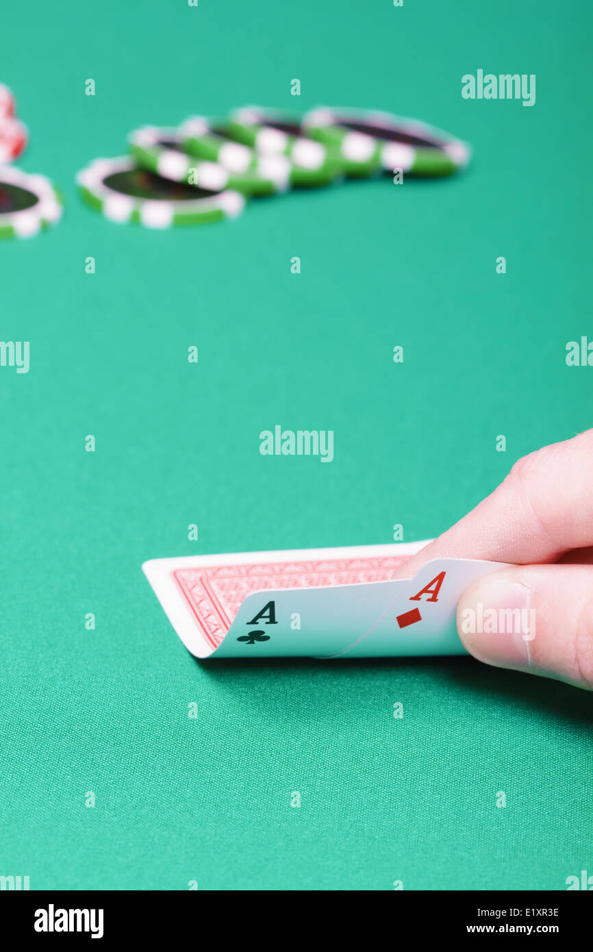Poker-Spieler mit zwei Assen Stockfoto