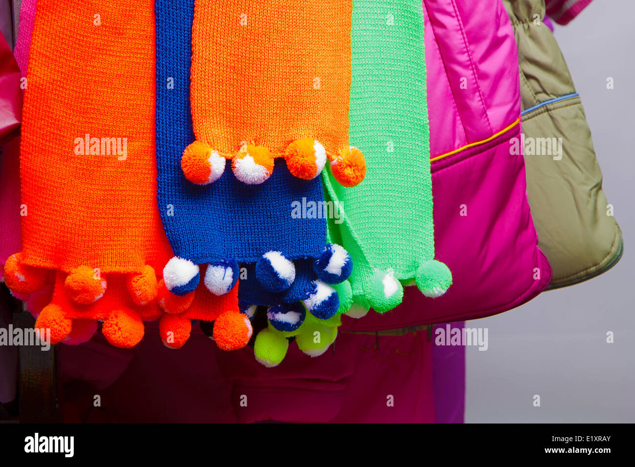 Bunte Schals für Kinder Stockfoto