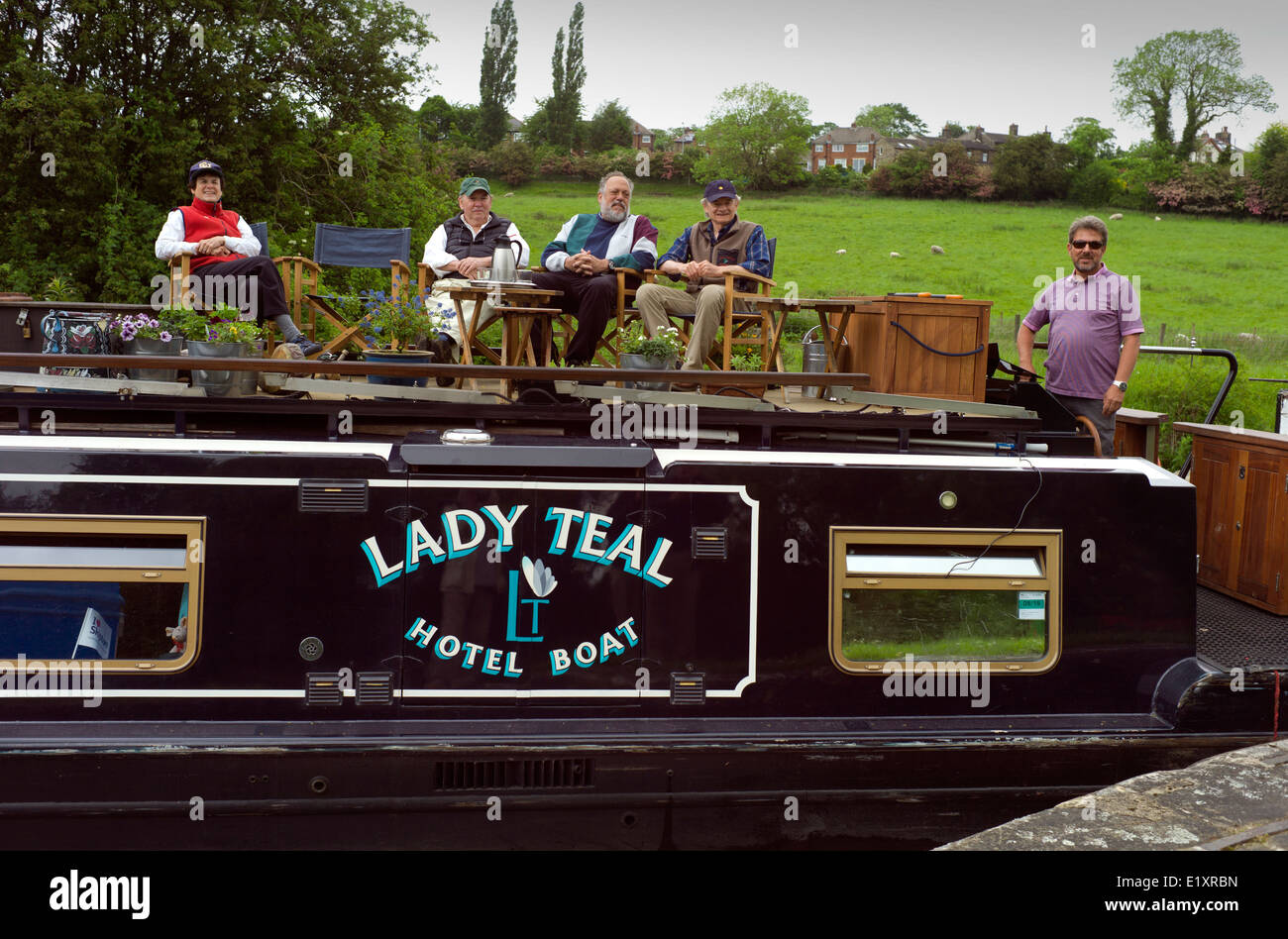 Dowley Lücke sperrt, Bingley, Saltaire auf Leeds und Liverpool Canal, West Yorkshire. Juni 2014 Lady/Petrol Hotel Canal Boat Stockfoto