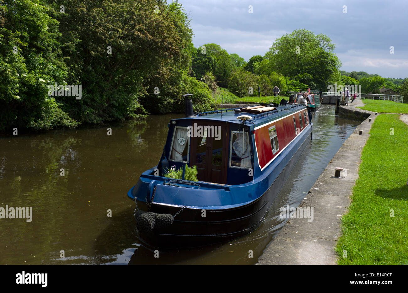 Dowley Lücke sperrt, Bingley, Saltaire auf Leeds und Liverpool Canal, West Yorkshire. Juni 2014 steigen zwei Treppe Lock-system Stockfoto