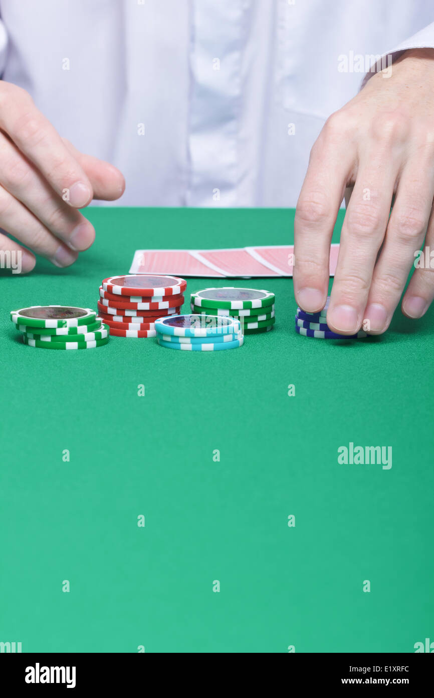 Hände, Chips, Karten, Spieltisch Stockfoto