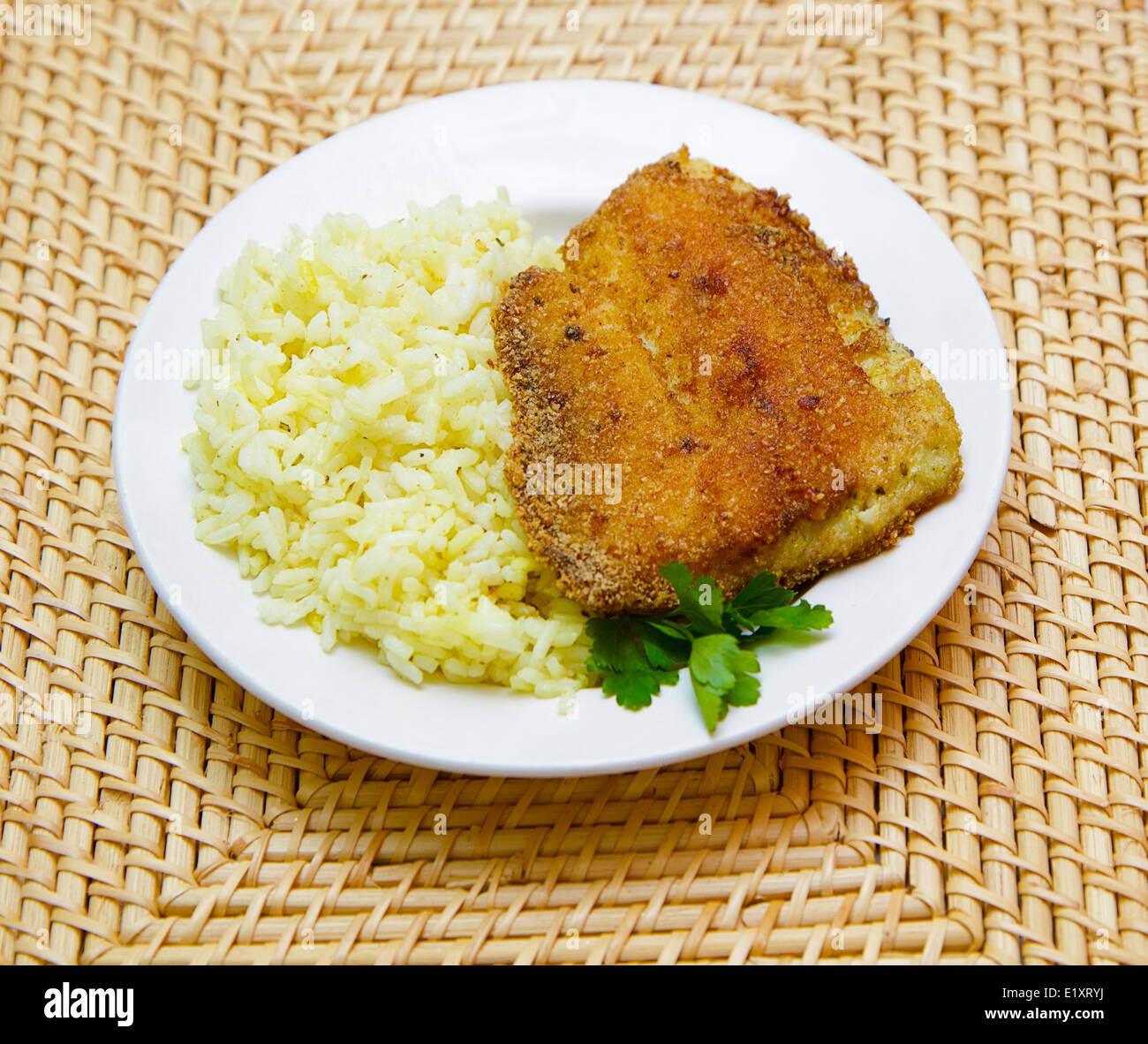 Gebratenes Tilapia mit Reis Beilage Stockfoto