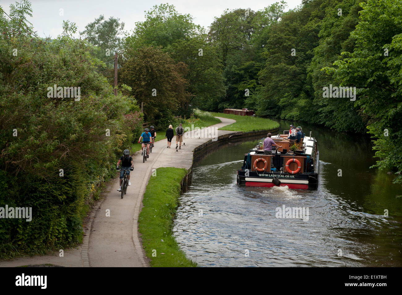 Dowley Lücke sperrt, Bingley, Saltaire auf Leeds und Liverpool Canal, West Yorkshire. Juni 2014 Lady/Petrol Hotel Canal Boat Stockfoto