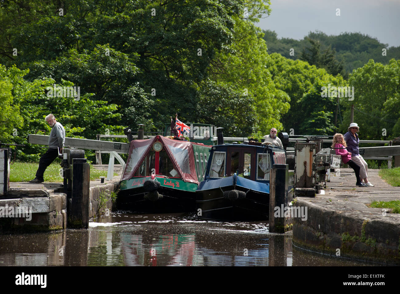 Dowley Lücke sperrt, Bingley, Saltaire auf Leeds und Liverpool Canal, West Yorkshire. Juni 2014 steigen zwei Treppe Lock-system Stockfoto