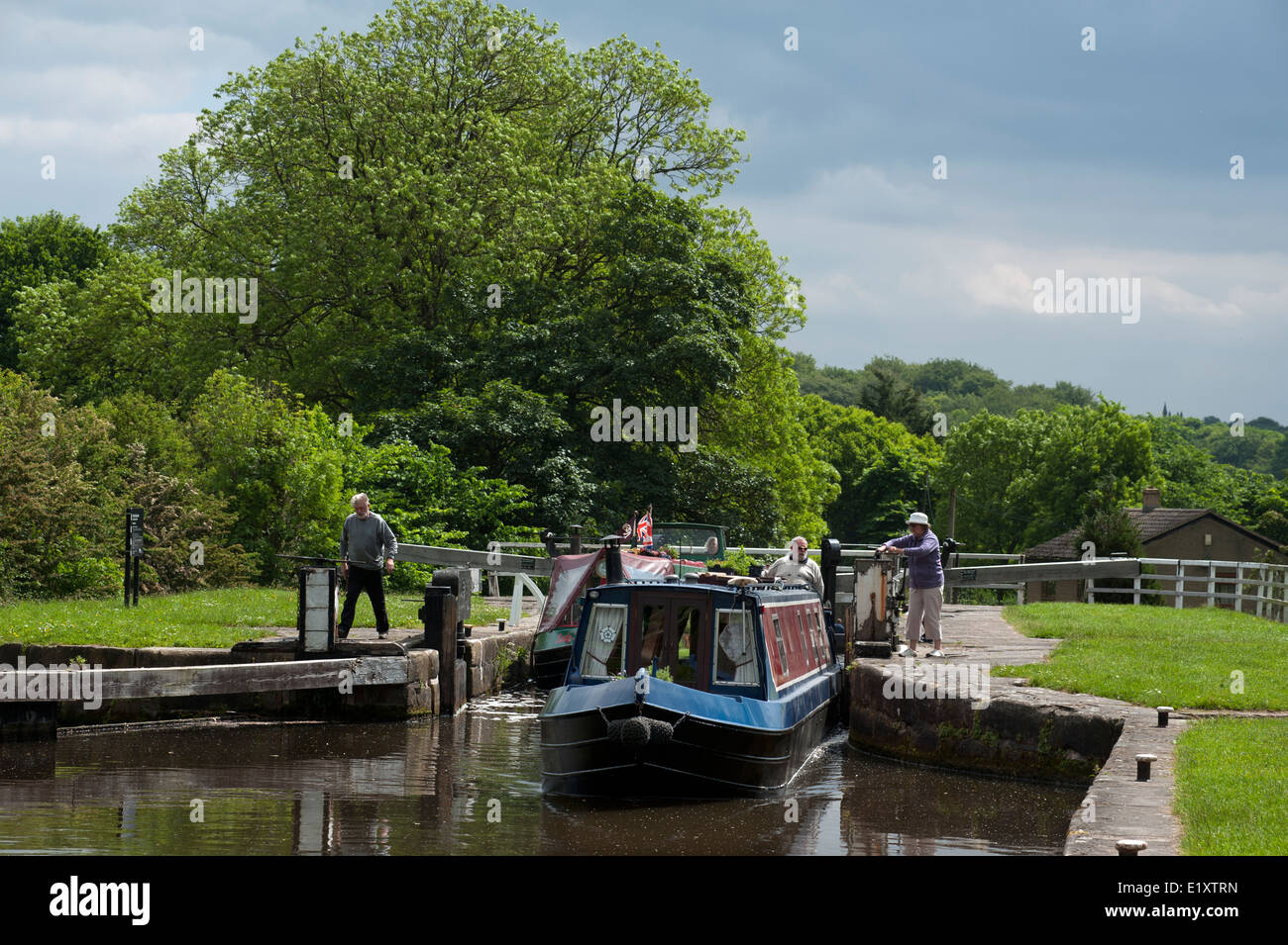 Dowley Lücke sperrt, Bingley, Saltaire auf Leeds und Liverpool Canal, West Yorkshire. Juni 2014 steigen zwei Treppe Lock-system Stockfoto