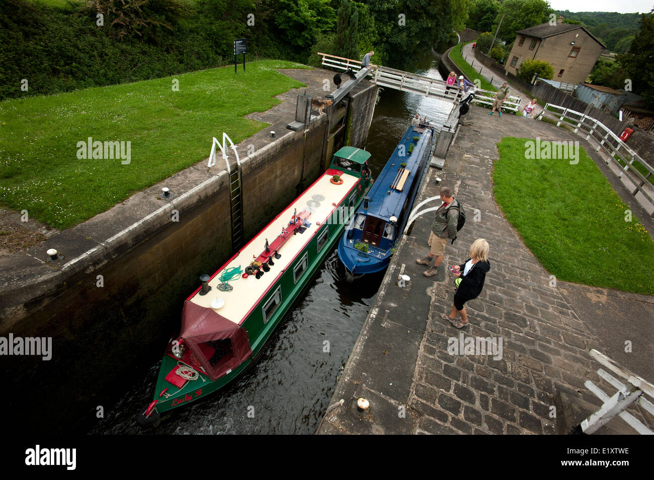 Dowley Lücke sperrt, Bingley, Saltaire auf Leeds und Liverpool Canal, West Yorkshire. Juni 2014 steigen zwei Treppe Lock-system Stockfoto