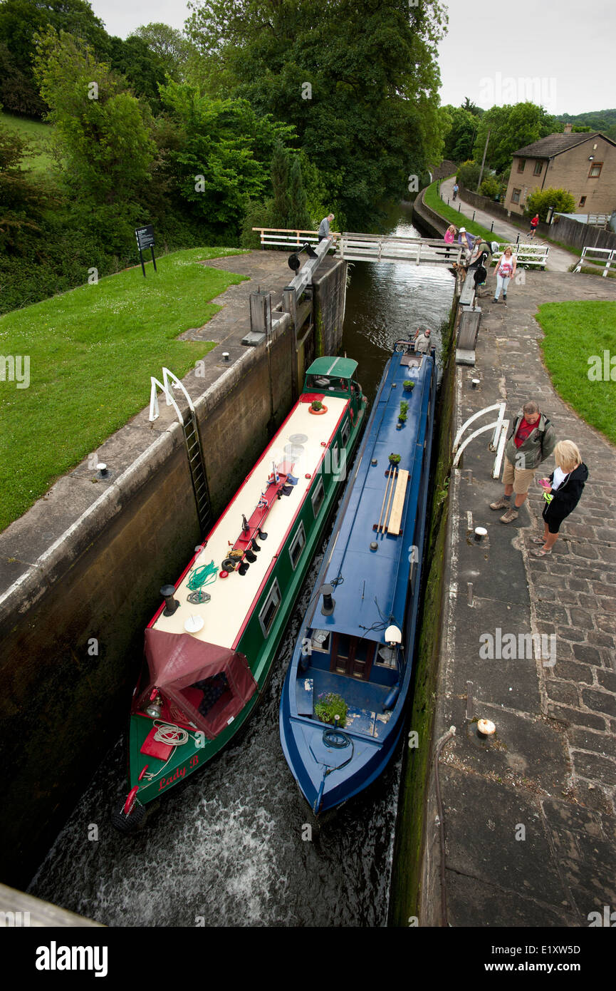 Dowley Lücke sperrt, Bingley, Saltaire auf Leeds und Liverpool Canal, West Yorkshire. Juni 2014 steigen zwei Treppe Lock-system Stockfoto